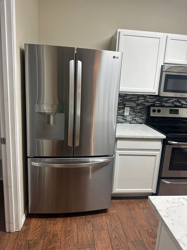 Building Photo - Modern 3/BR 2.5/BA Home with Stylish Kitch...