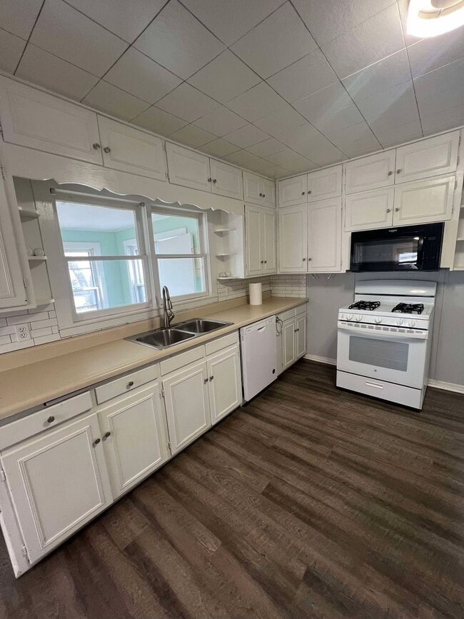 Building Photo - COMING SOON: CUTE 2 BEDROOM / 1 BATHROOM HOUSE LOCATED RIGHT ACROSS FROM NORTH MIDDLE SCHOOL IN J...