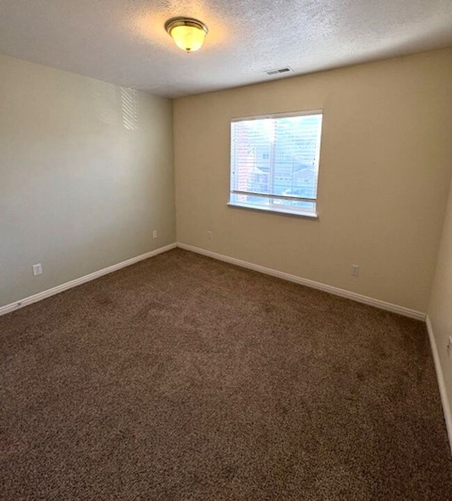 Building Photo - 3 Bedroom Townhome in South Jordan!