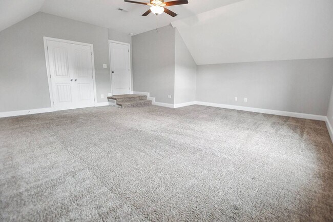 Building Photo - Pet Friendly Three Bedroom with Bonus!