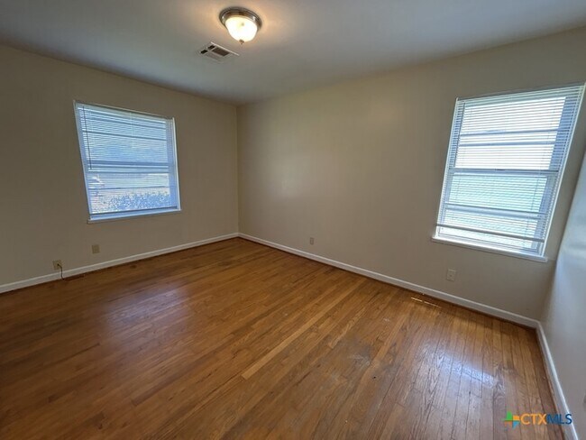 Building Photo - 310 Prather Dr