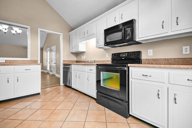 Building Photo - Pet Friendly Three Bedroom!
