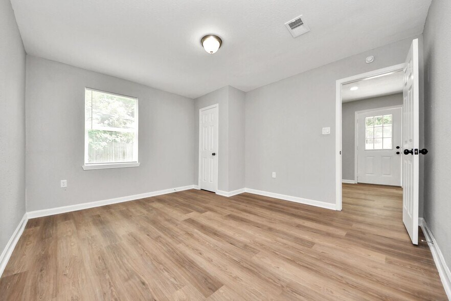 Building Photo - 710 Canary Cir