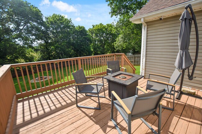 Building Photo - Pet Friendly Three Bedroom with Bonus!