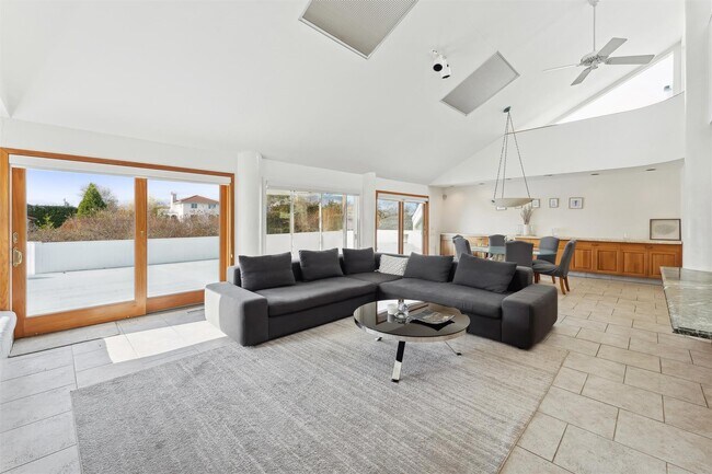 Building Photo - 11 Watersedge Ct