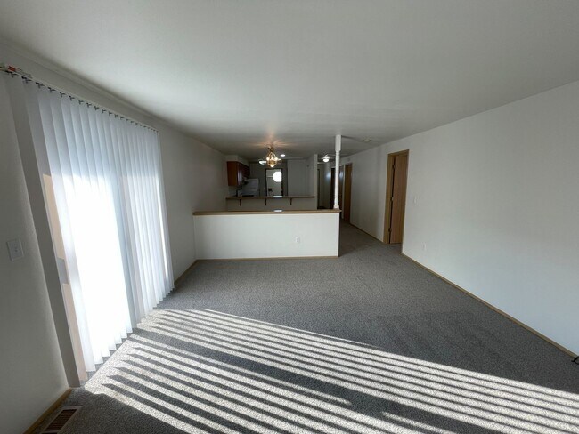 Building Photo - 5548 - 5550