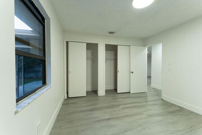 Building Photo - 1181 SW Sarto Ln