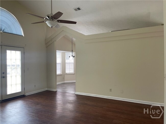 Building Photo - 484 Falcon Dr