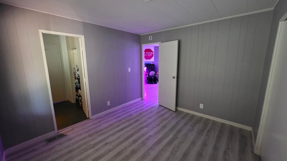 SMALL ROOM - 18950 Woodcrest Ln