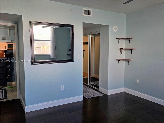 Building Photo - 1625 Kennedy Cswy