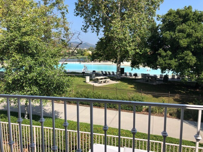 Building Photo - Spacious Unit Overlooking the RSM Beach Club!