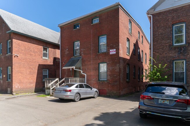Building Photo - 65 Lake Pl
