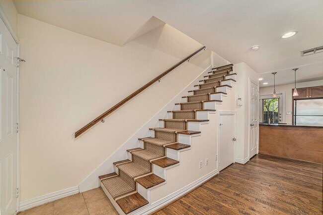Building Photo - Charming, turnkey apartment near Oak Lawn ...