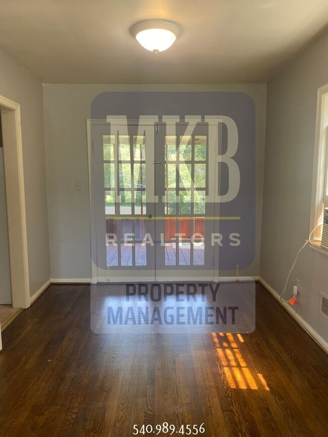 Building Photo - 2 Bedroom 1 Bath Duplex in Grandin/Raleigh...