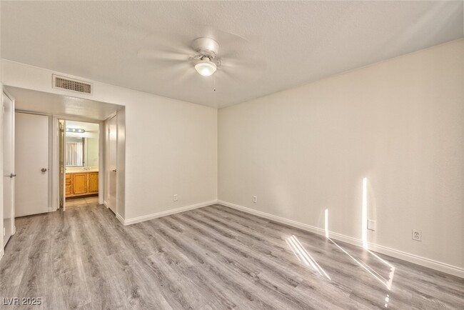 Building Photo - 3058 Tarpon Dr
