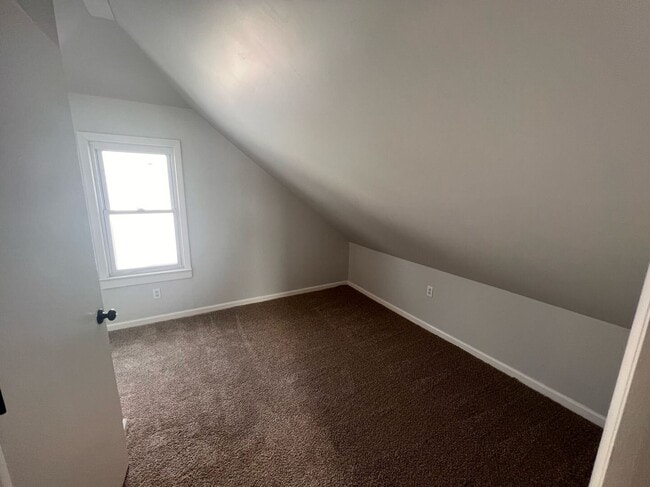 Building Photo - Move-In Ready- 2 bedroom/1 Bath Home in Eastpointe