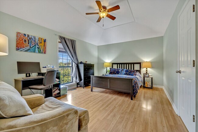 Building Photo - 3 bedroom/2 bathroom Home