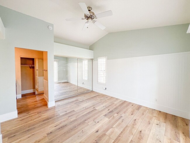 Building Photo - Tustin 2 Bed 2 Bath Home - Wood Floors - C...