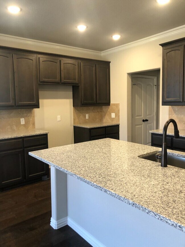 Building Photo - Ranch-Style 3 Bedroom/2bath w Designated O...