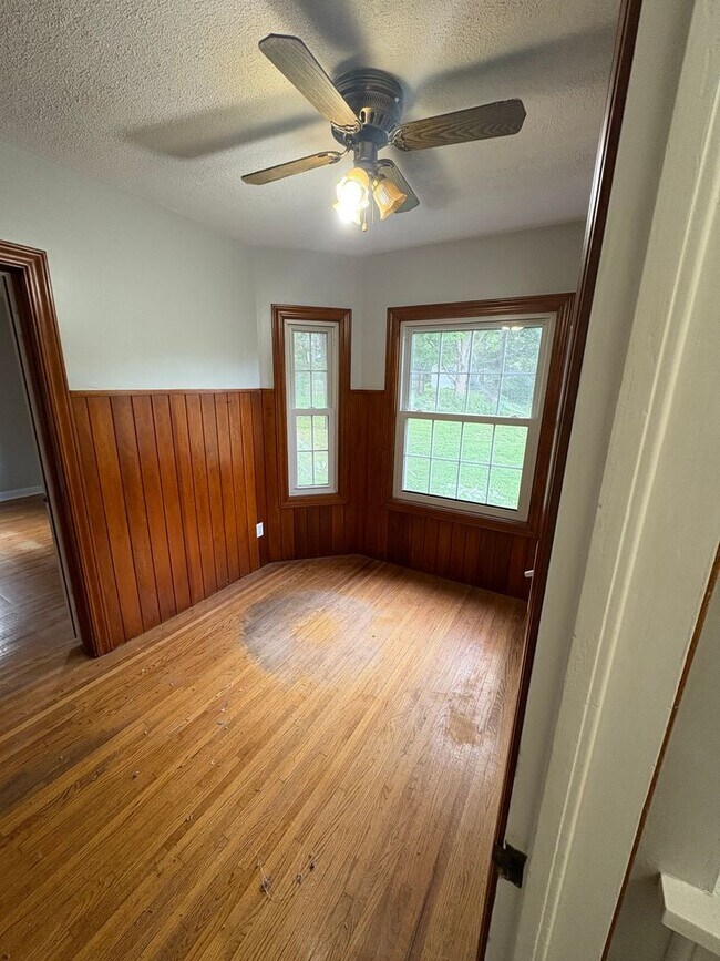 Building Photo - 4 bedroom 3 bathroom single family home