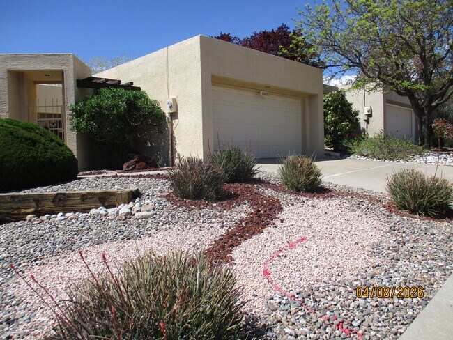 Building Photo - 10409 Camino Del Oso NE