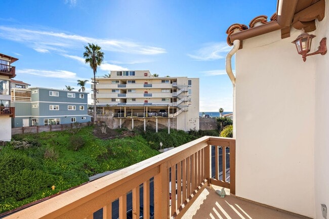 Building Photo - 416 Avenida Santa Barbara