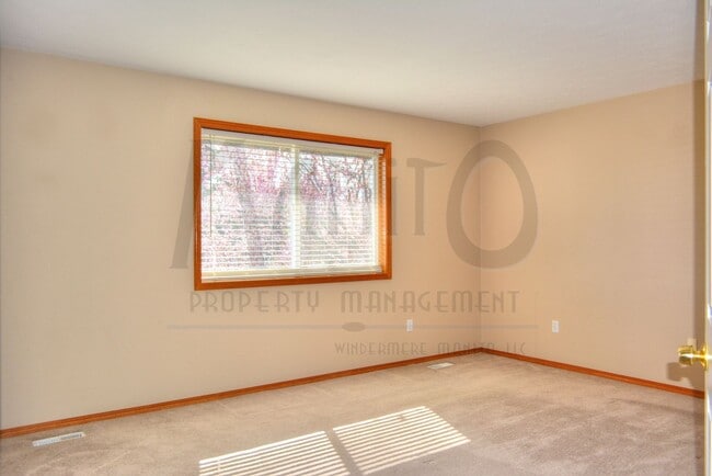 Building Photo - Sprawling Liberty Lake Home