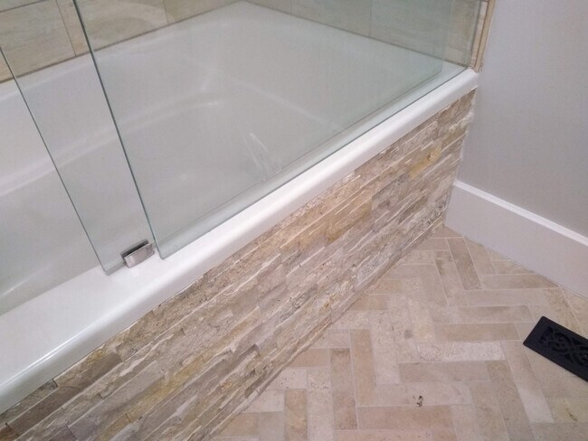 soaking tub - 21253 Lake George Blvd