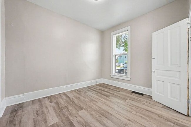 Building Photo - Charming 1-Bed/1-Bath Apartment – Newly Renovated!