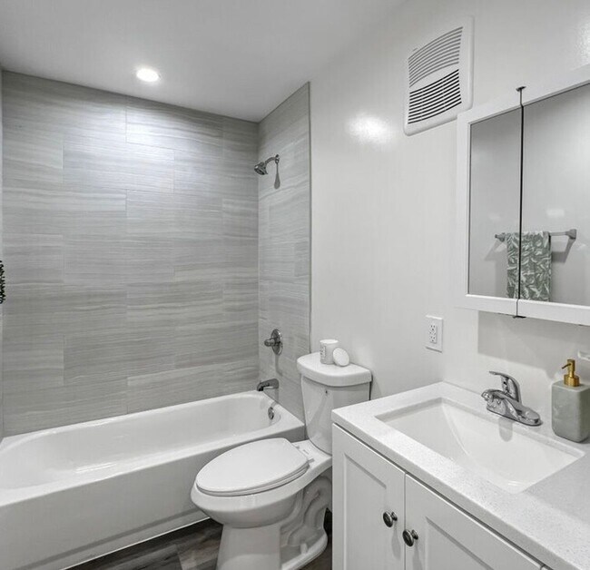Building Photo - Peaceful 1 Bedroom Garden-Level Apartment ...