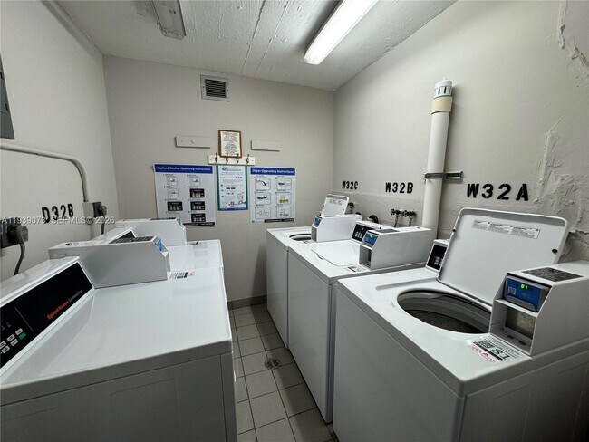 Building Photo - 555 NE 15th St