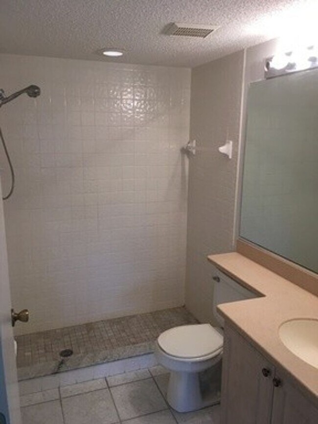 Building Photo - Ground floor Condo off Universiy