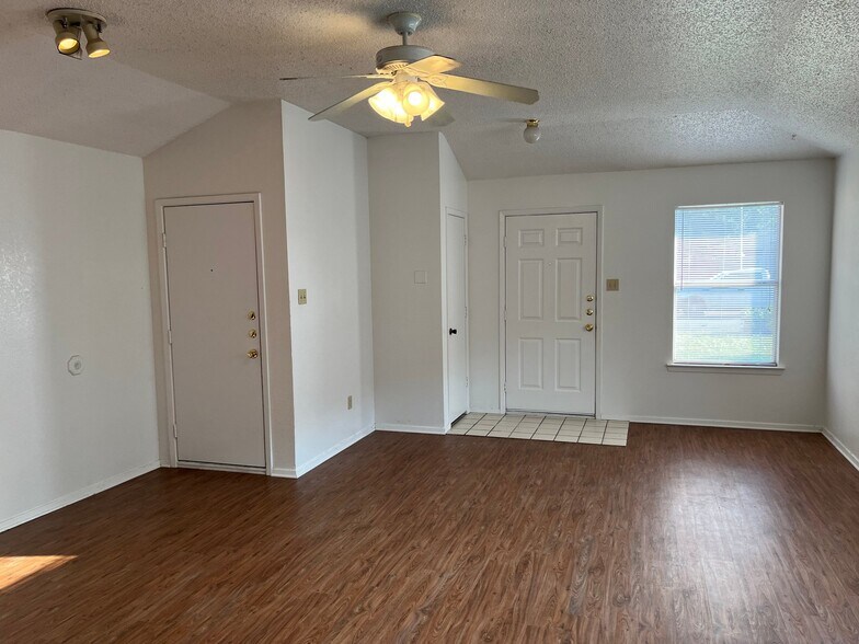 Building Photo - 10258 Aurora Dr