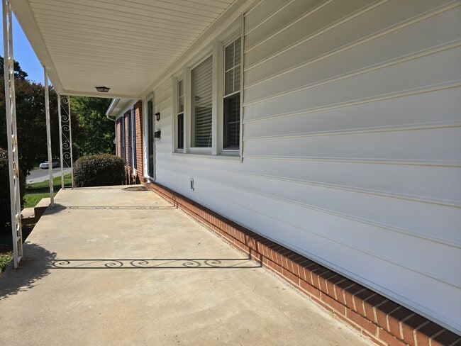 Building Photo - 2402 Chatham Dr