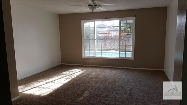 Building Photo - Beautiful 3 bedroom 2 bath with pool "MOVE-IN SPECIAL"