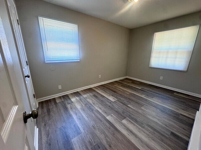 Building Photo - 927 Fiske Dr