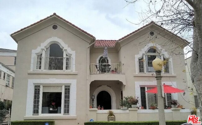 Primary Photo - 326 1/2 N Sycamore Ave