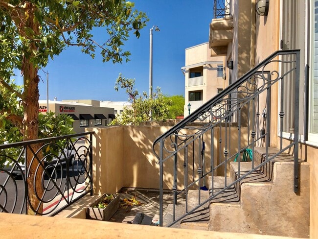 Building Photo - Lovely 3 bd/2.5 ba Townhome - Old Town Torrance!