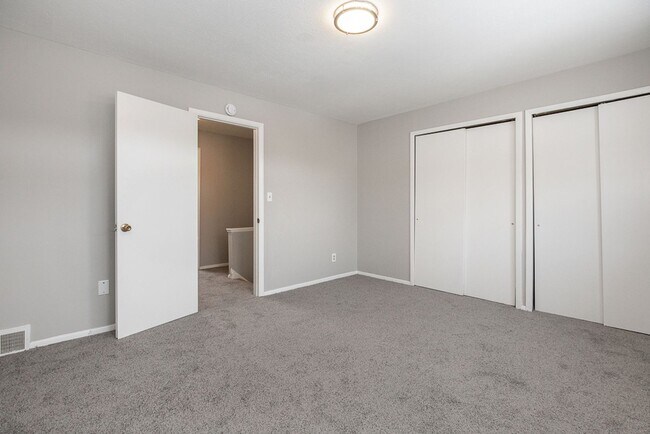 Building Photo - 2 BED 1.5 BATH UNIT IN THE BANBURY CONDOMINIUMS!