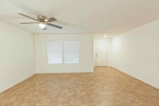 Building Photo - 2508 Clear Brook Dr