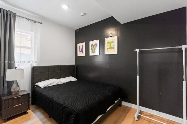 Building Photo - 810 7th St