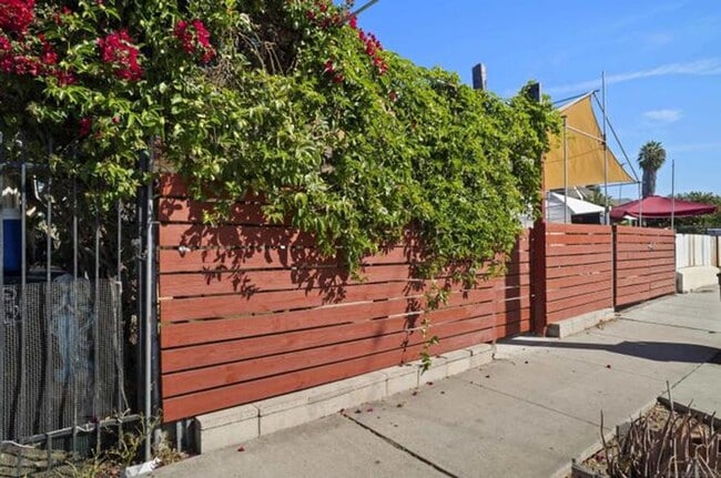 Building Photo - Charming 2 bedroom, 2 bathroom home in the heart of Logan Heights
