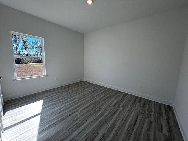 Building Photo - 250 Piper Cv