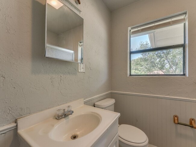 Building Photo - 3 Bedroom 1 Bath Home in Shawnee!