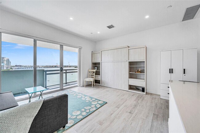 Building Photo - 1500 Bay Rd