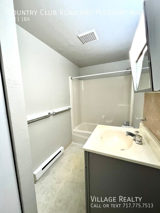 Building Photo - 605 Country Club Rd