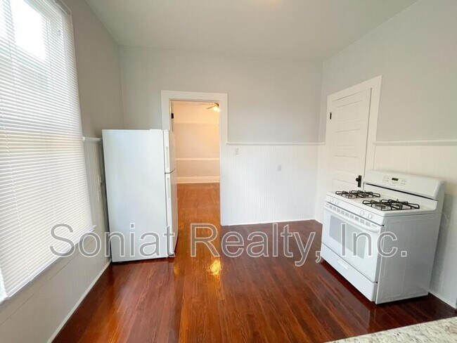 Building Photo - 2435 Lapeyrouse Street