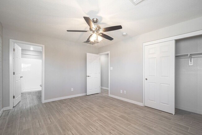 Building Photo - 4002 N 59th Dr