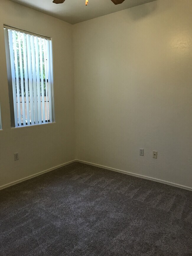 Building Photo - 3 bed 2 bath Home in Cottonwood Commons Contact Property Pros Go to rentprosaz.com look under Vac...