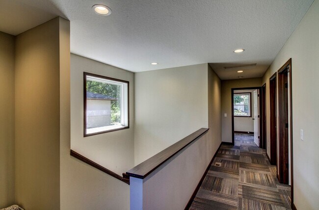 Building Photo - Fully Renovated 5 Bedroom House Close to U...